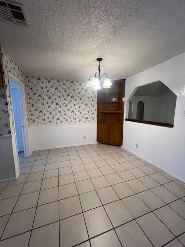 Building Photo - Spacious 3/2 in Midway ISD