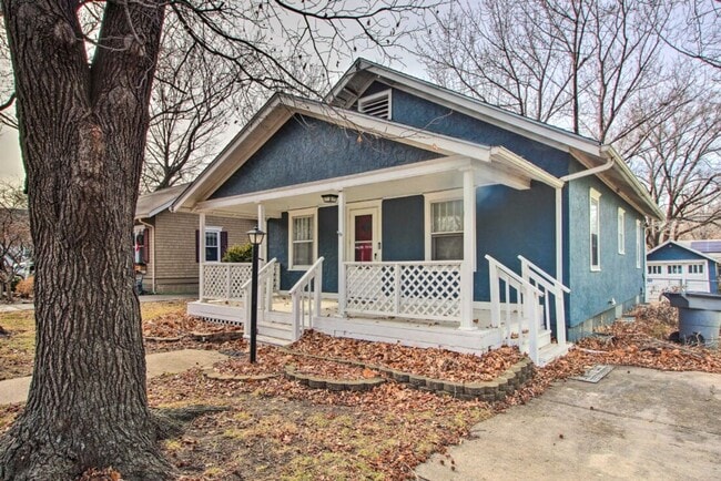 Building Photo - Newly remodeled, fully furnished adorable bungalow in a great location!