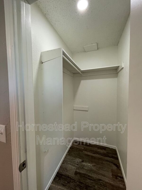 Building Photo - 8937 N Eagle Ln