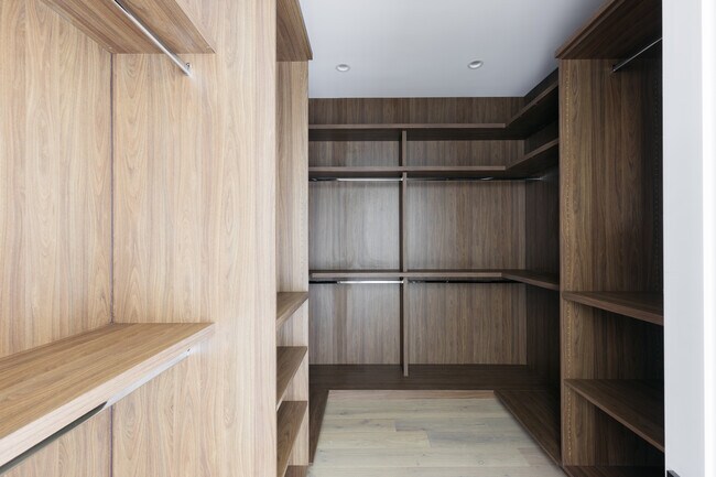 Building Photo - 7866 Fareholm Dr