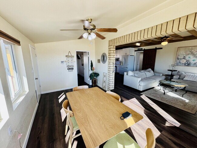 Building Photo - 4 bedrooms, 2 kitchens, 2.5 bathrooms, lau...