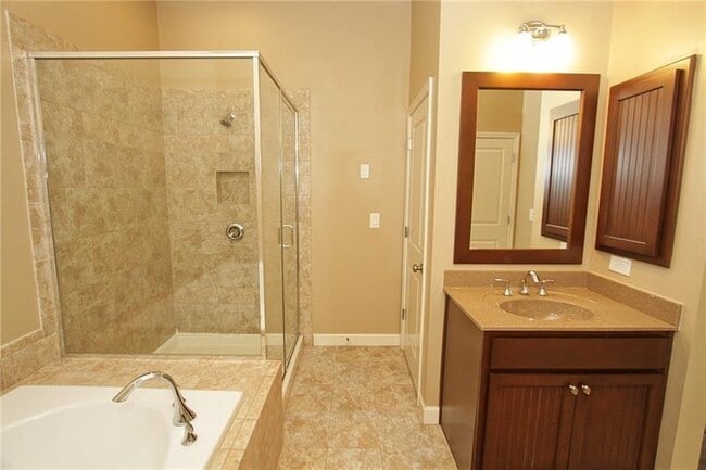 Building Photo - 7605 Lowery Oak Dr