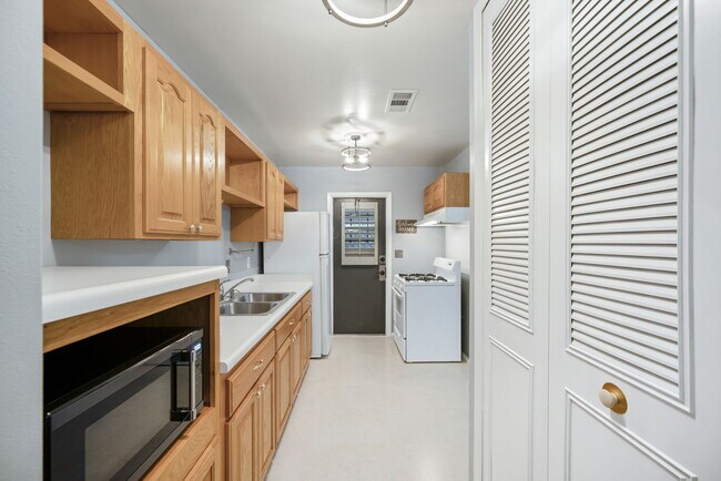 Building Photo - 6022 Castle Vw Dr