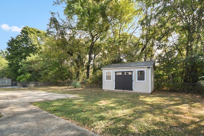 Building Photo - Updated Three Bedroom!