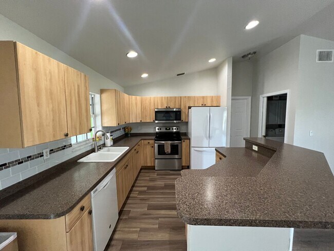 Building Photo - ($2,195) * ANNUAL ** Pool ** 3 Bed / 2 Bath - Harbor Heights  ** Single Family Home