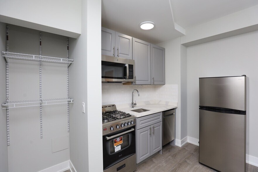 Building Photo - 510 W Belmont Ave