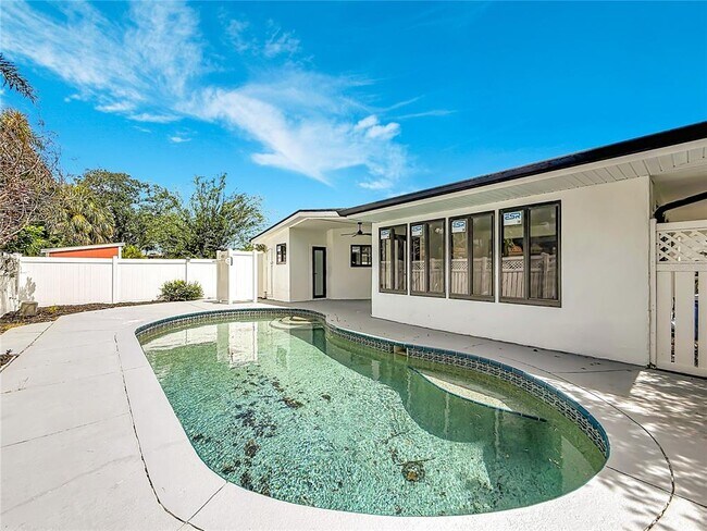 Building Photo - 2472 Tradewinds Dr