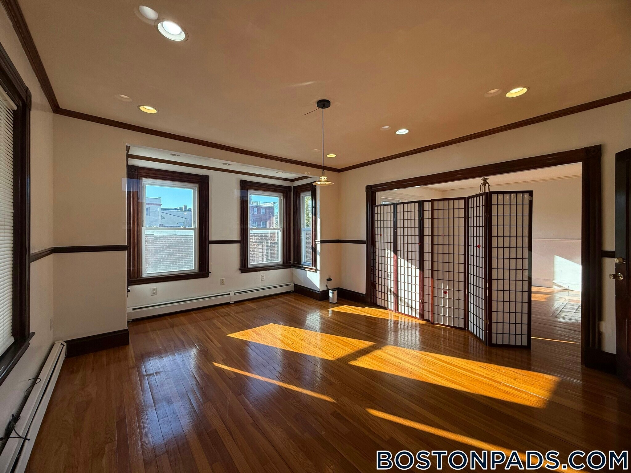 Building Photo - 547 Talbot Ave