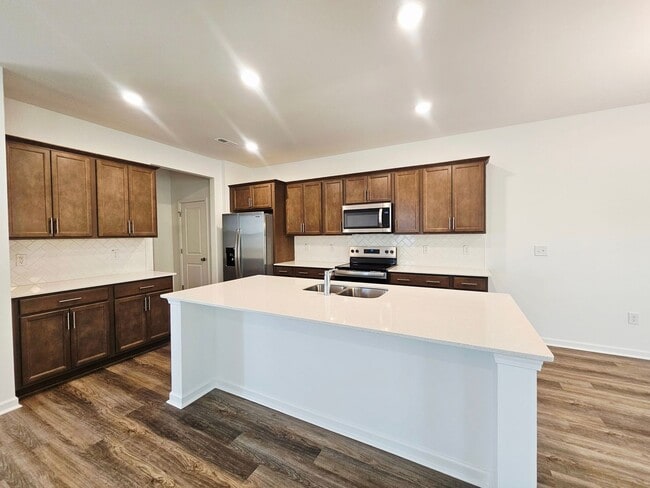Building Photo - Gated Community with Amenities!