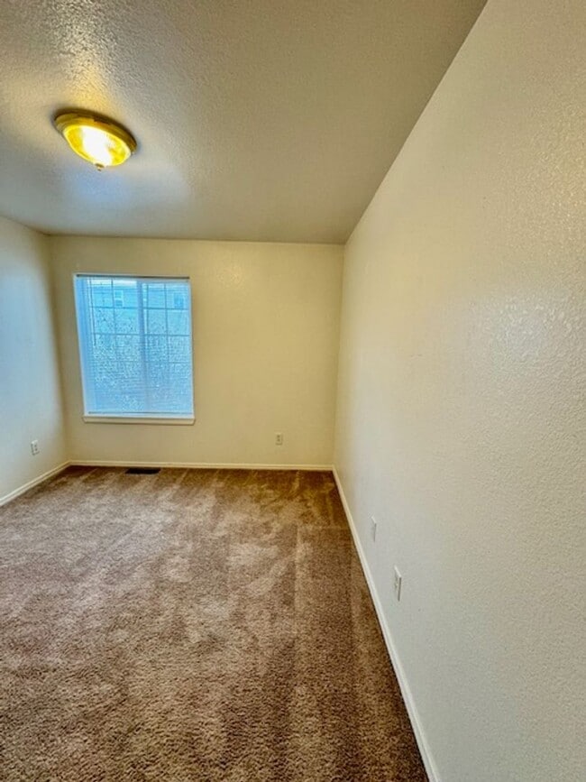 Building Photo - 3 Bedroom 2 Bath Centrally Located Condo