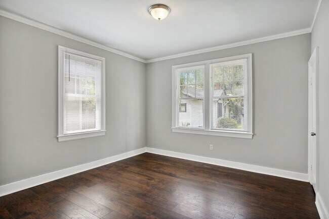 Building Photo - Large 2BR/1BA Downtown Home Walking Distance to Forsyth Park and Daffin Park