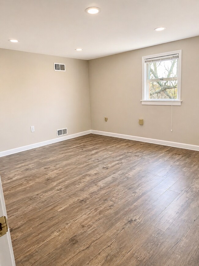 Building Photo - *** Amazing Apartment in Mt. Washington * Pet Friendly * Duplex style * Available Now * Spacious ...