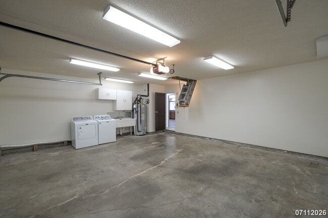 Building Photo - $4000 / 3BR/ 2BA  WELL MAINTAINED SINGLE FAMILY HOME WITH ENCLOSED GARAGE IN KALAMA VALLEY
