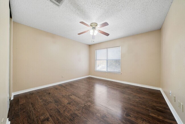 Building Photo - 4 Bedroom/2.5 Bath Redland Springs Subdivision