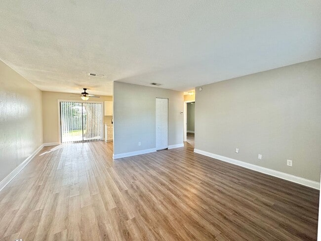 Building Photo - Apartment - Right off Cypress Gardens Blvd