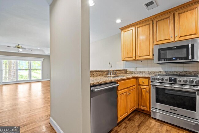 Building Photo - 1043B Clubhouse Ln