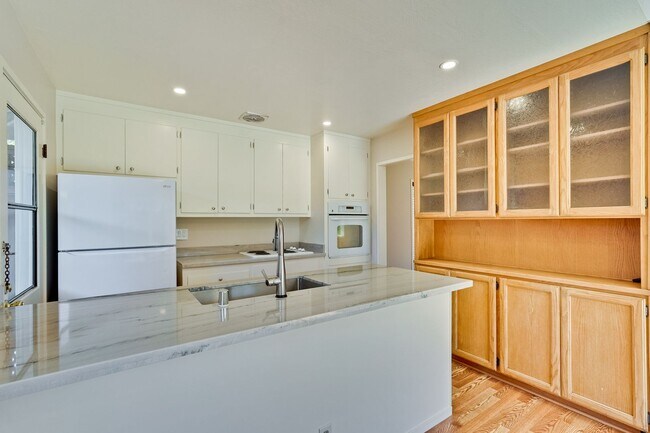 Building Photo - Welcome Home to Beautiful Cambrian Park Ne...
