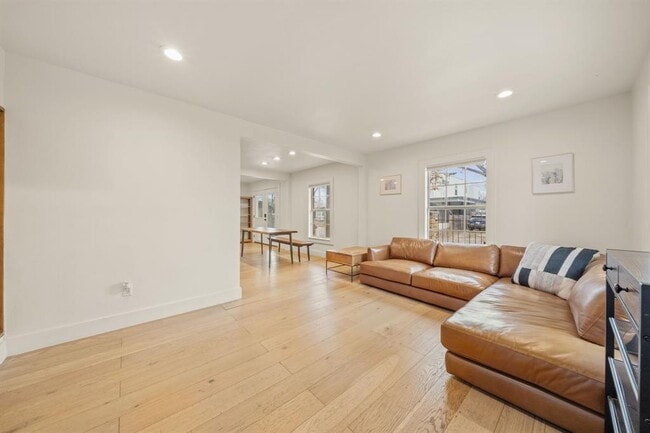 Building Photo - 912 Mansell Ave