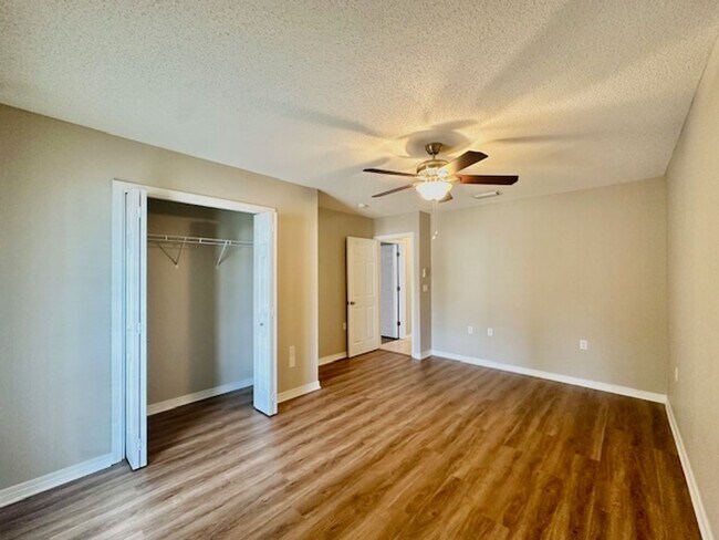 Building Photo - 2 bedroom/2 bathroom/2 car garage town home for rent in Mary Esther, East of Hurlburt AFB!
