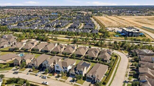 Building Photo - 15822 Pilot Knob Dr