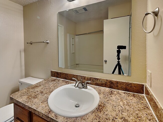 Building Photo - 930 Southmoor Dr
