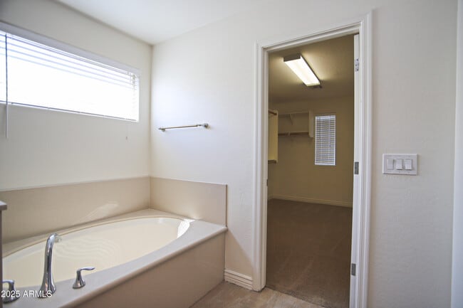 Building Photo - 1087 E Ibis St