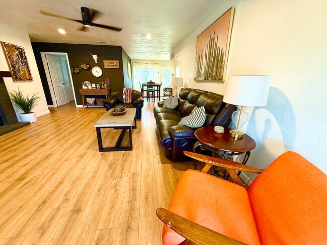 Building Photo - 508 Algerita Dr