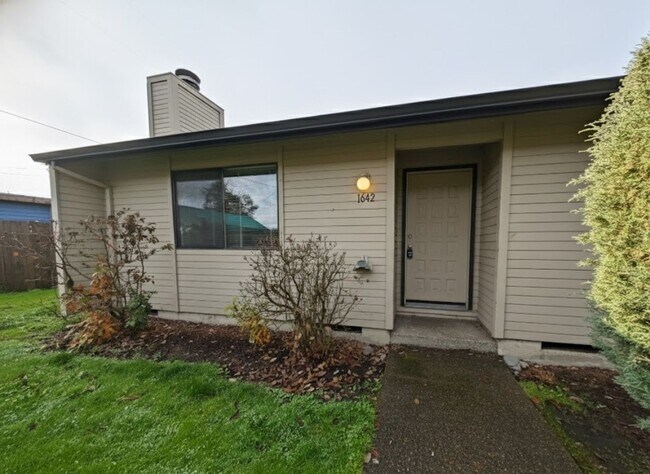 Building Photo - Comfortable 2 Bedroom Duplex with Garage ~ Albany