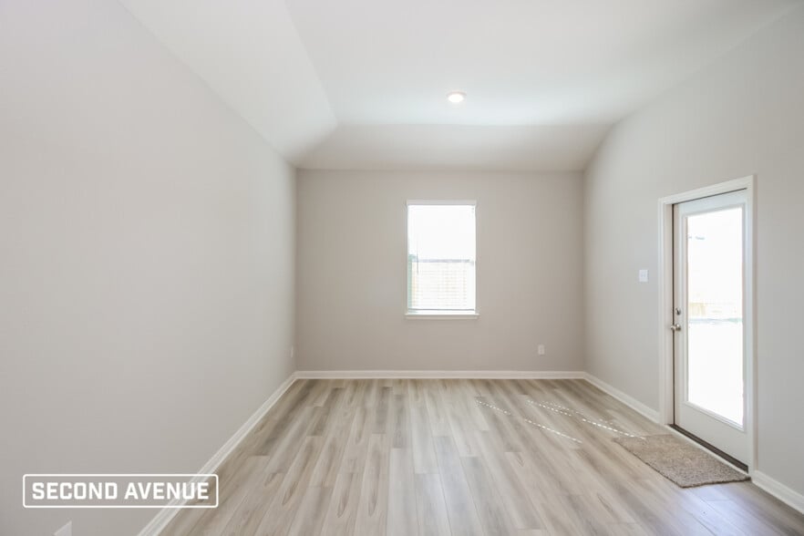 Building Photo - 2112 Jeanine Dr