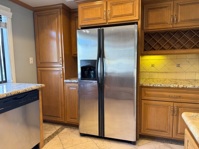 Building Photo - Newport Crest 2 Bedroom Townhouse / Newport Beach