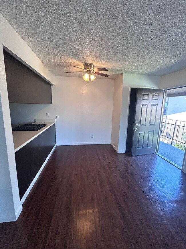 Building Photo - Upstairs Unit!!! Move in Ready!