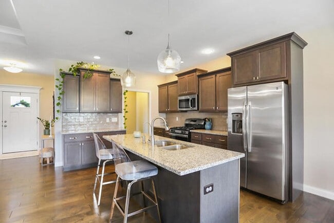 Building Photo - 4 Bedroom Ranch in SW Champaign - Availabl...