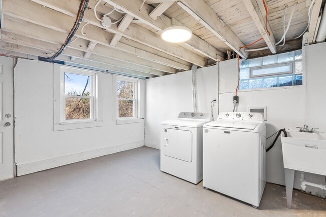 Building Photo - Newly Remodeled 2 Bedroom, 1 Bathroom in A...
