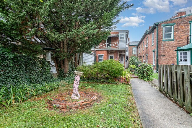 Building Photo - 273 S Hanover St