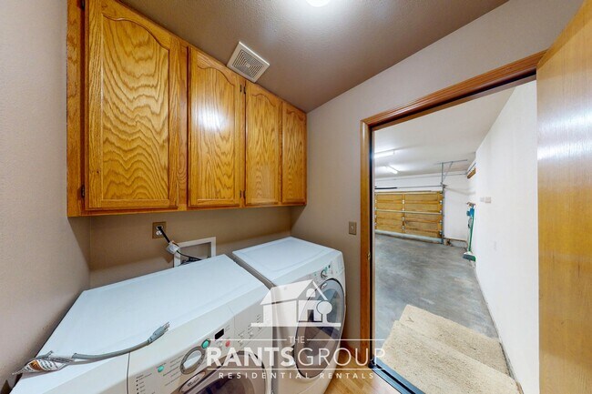 Building Photo - Lovingly cared for 3-bedroom, 1.75-bath ra...