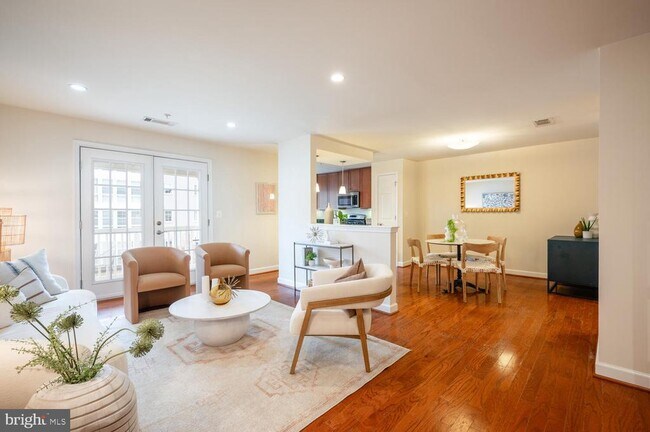 Building Photo - 4113 S Four Mile Run Dr