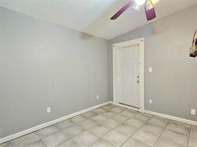 Building Photo - 4419 W Bayshore Dr