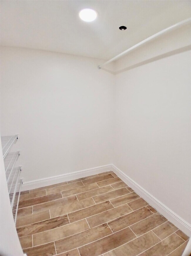 Building Photo - 5951 Wellesley Park Dr