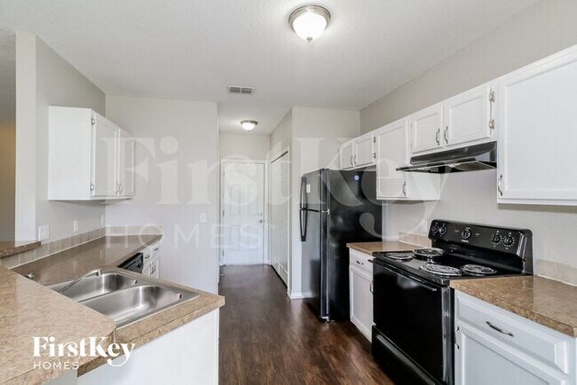 Building Photo - 3332 Rogue St