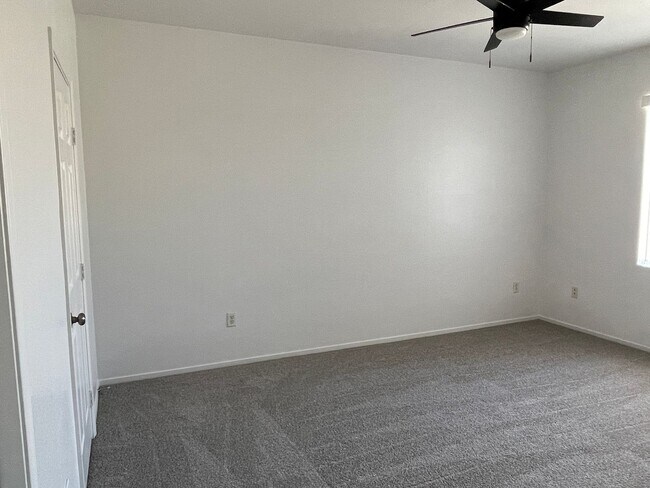 Building Photo - MOVE IN READY! 3 BEDROOM- GUARD GATED COMM...