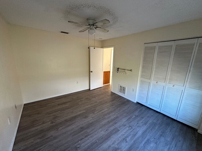 Building Photo - Spacious 4-Bed Pool Home in Gulf Gate East - Available Now!