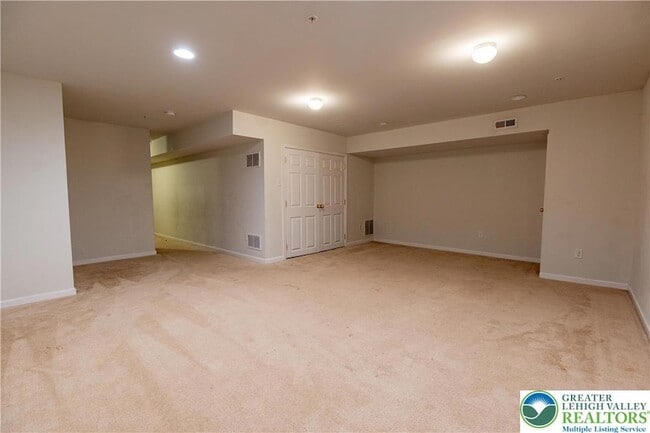 Building Photo - 955 King Way