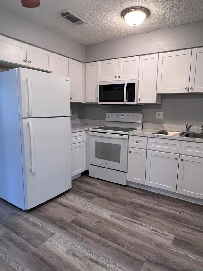 Building Photo - 2467 Mercury Dr