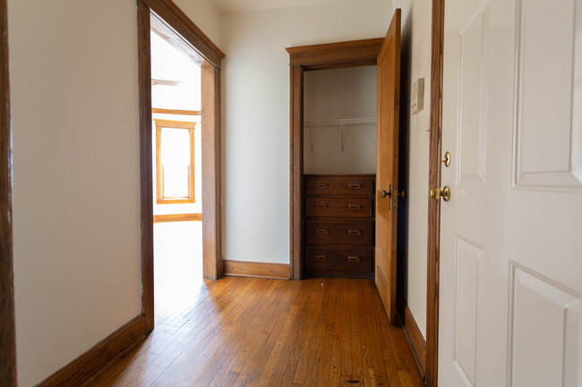 Building Photo - 324 Hendrie St
