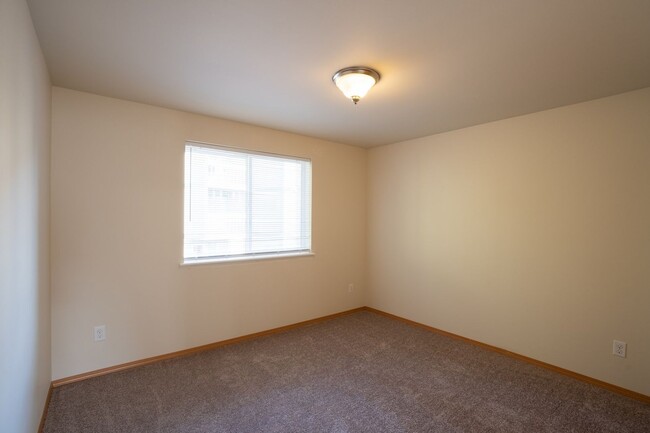 Building Photo - 3 BEDROOM TOWNHOME IN ARLINGTON