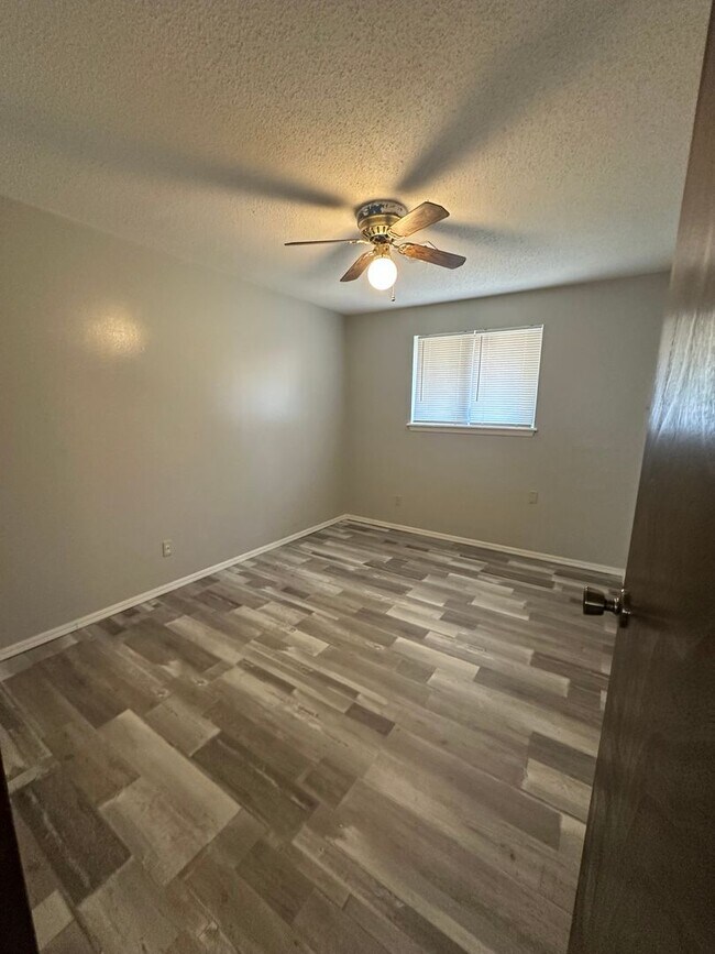 Building Photo - 3 Bed 1 Bath Brick Home with 1 Car Garage