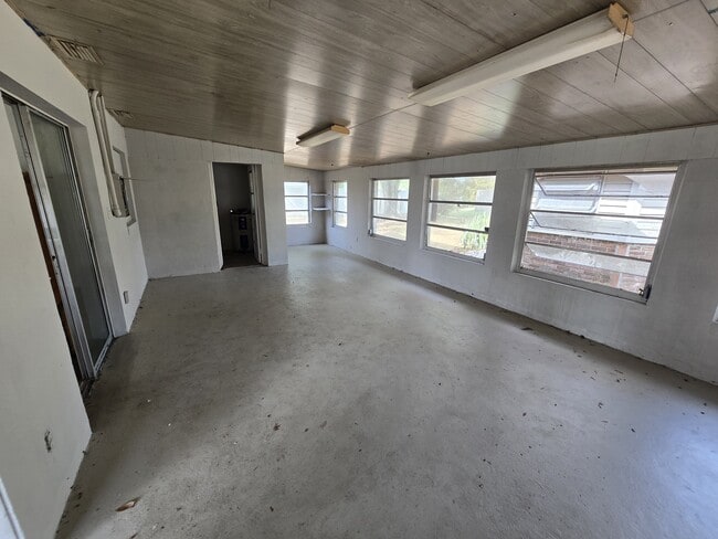 Building Photo - 520 Thomas Ave