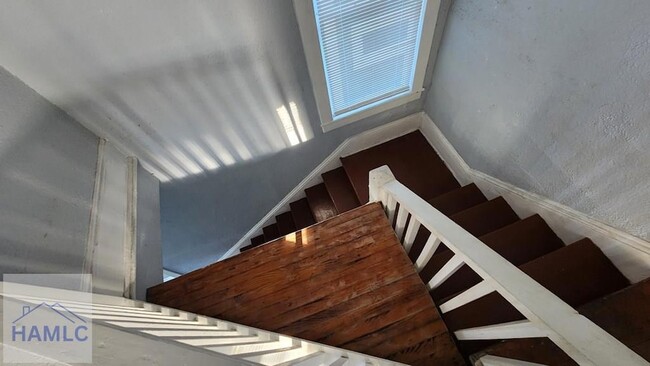 Building Photo - 826 E Duffy St