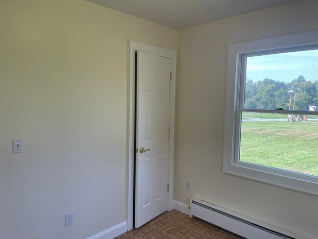 Building Photo - 184 Pine Island Tpke