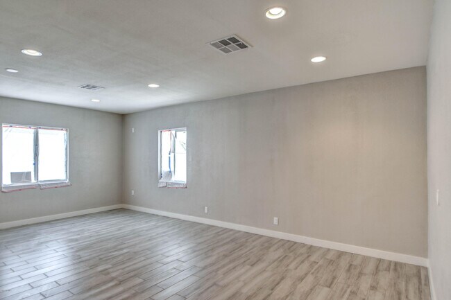 Building Photo - 4005 N 15th Ave